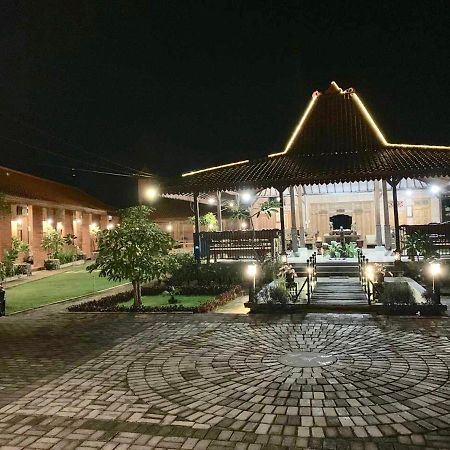 Djoglo Djatimalang Guesthouse Blitar Exterior foto