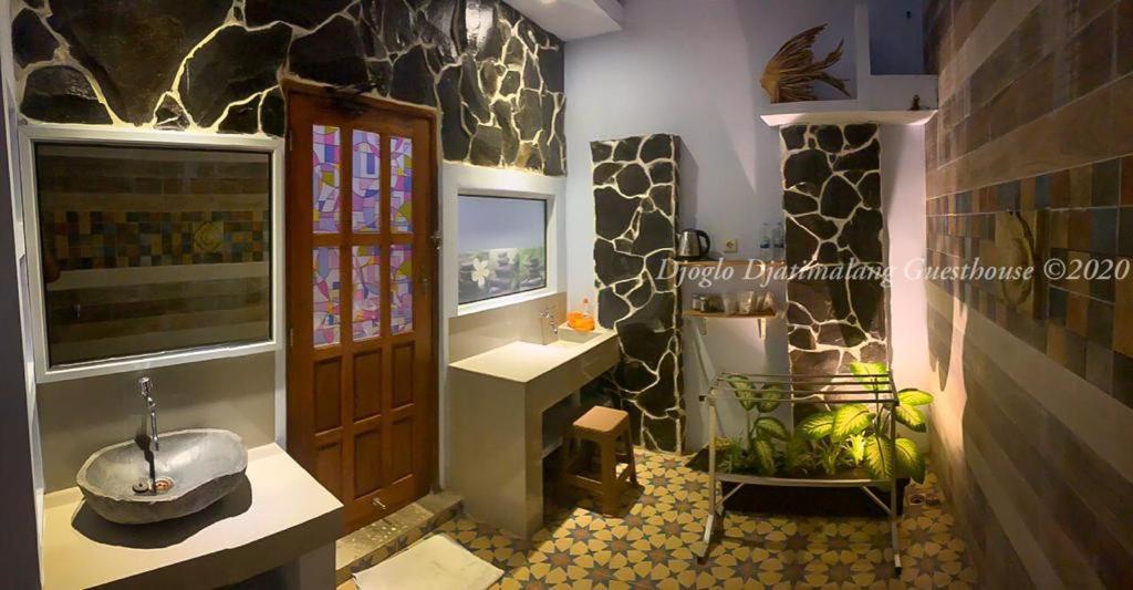 Djoglo Djatimalang Guesthouse Blitar Exterior foto