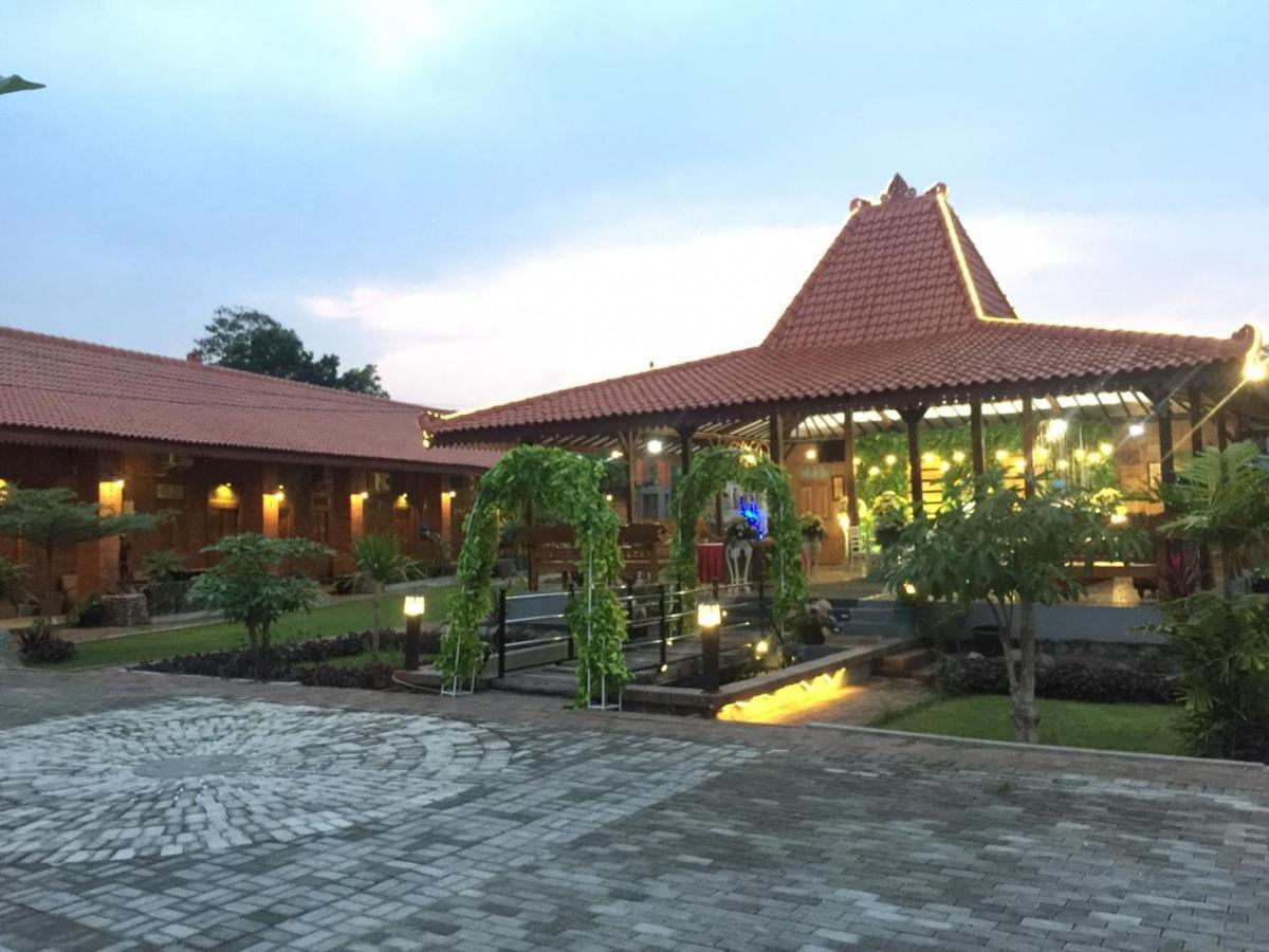 Djoglo Djatimalang Guesthouse Blitar Exterior foto
